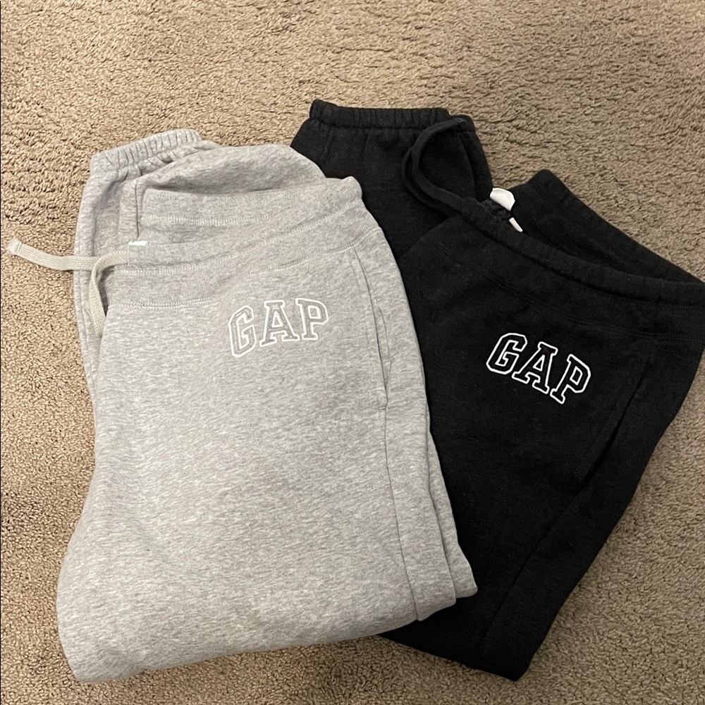 GAP Women’s Sweatpants Light Gray and Dark Gray - Lot of 2 Size Large